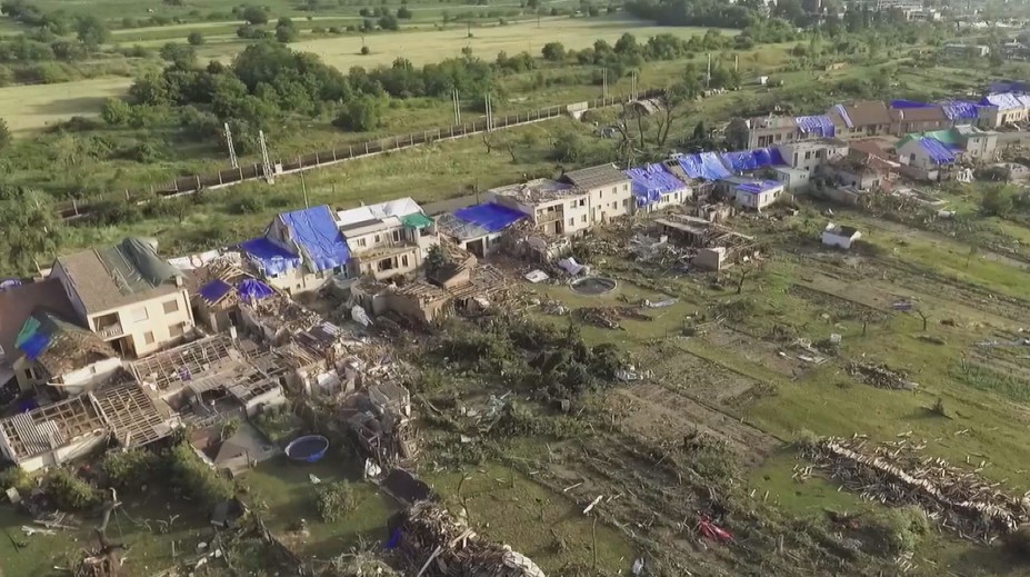 Zkáza v délce 26 km. Letecké záběry ukazují cestu tornáda jižní Moravou
