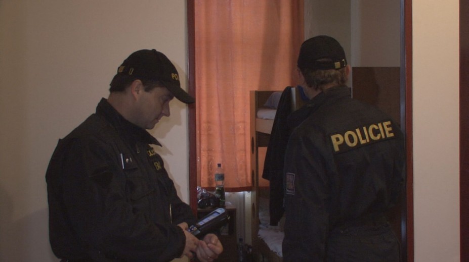Policisté kontrolovali ubytovny. Jeden z cizinců se schovával v posteli