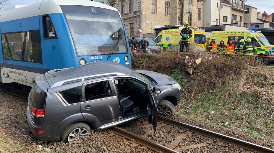 Vlak v Jablonci srazil auto. Čtyři lidé jsou zranění, řidiče vyprostili