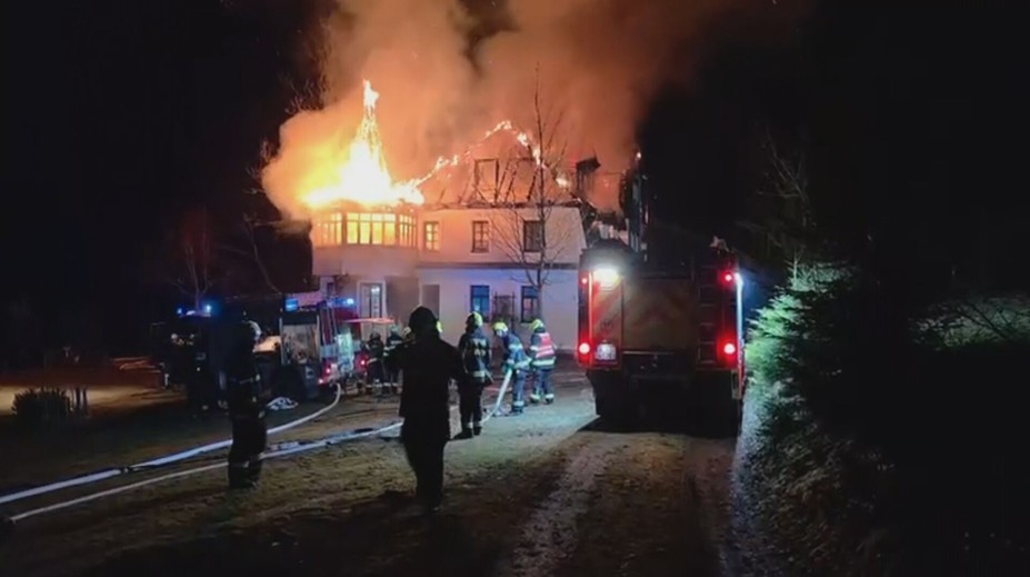 Na Semilsku shořela střecha dvoupatrového domu. Nájemníkům se podařilo uniknout