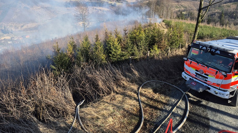 V Česku vypukly hned dva rozsáhlé lesní požáry. Hasiči vyhlásili třetí stupeň poplachu