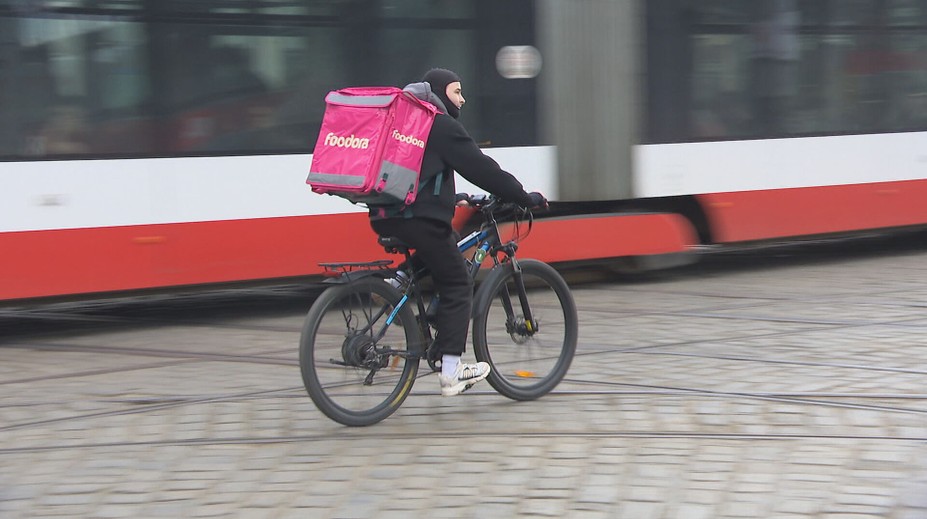 Vláda chystá změnu v zákoníku práce. Dotkne se kurýrů a taxikářů
