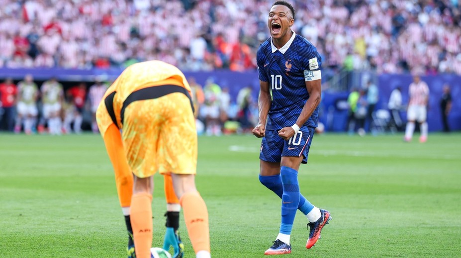 Slabý sudí, zákeřná Paraguay a rozzuřený Mbappé. Ve Filadelfii to jiskřilo