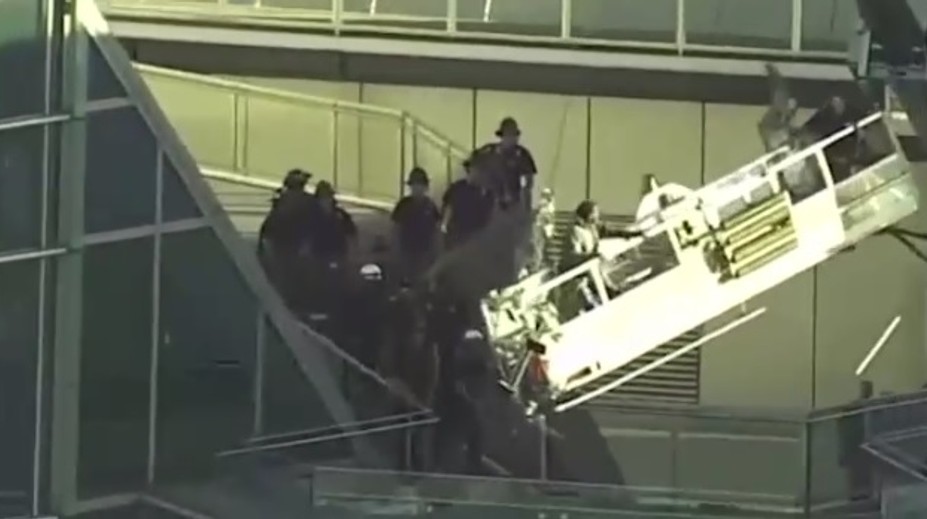 Chvíle hrůzy: S umývači oken se v 50. patře utrhla plošina! VIDEO
