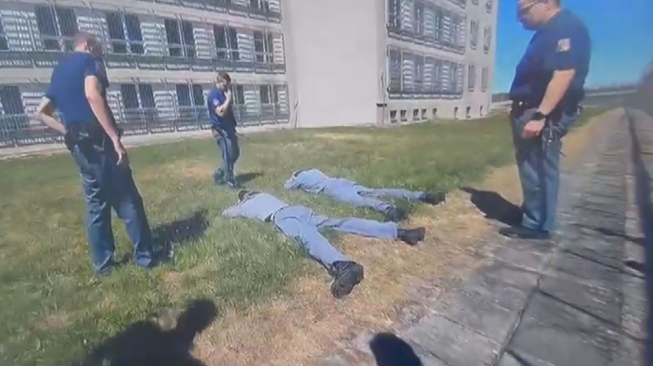 VIDEO: Dvojice mužů se pokusila o útěk z vězení. Strážní je dohnali na poslední chvíli