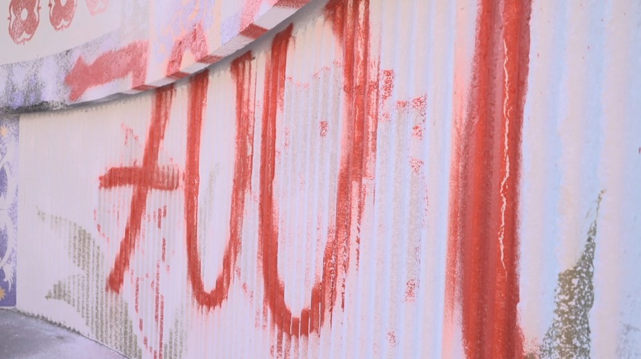 Graffiti v Hradci Králové někdo zničil. Umělci přitom malovali na legální ploše
