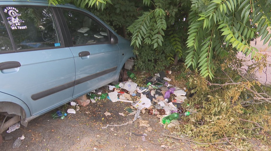 Odpadky a injekce. Kolín trápí stav parkoviště, radnice chystá změnu