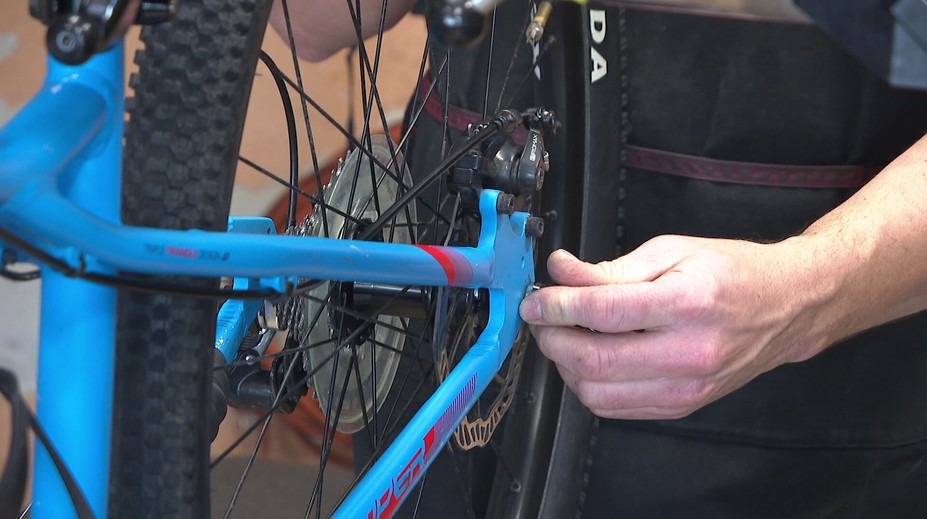 Lidé začínají díky hezkému počasí více jezdit na kolech. Servisy se plní