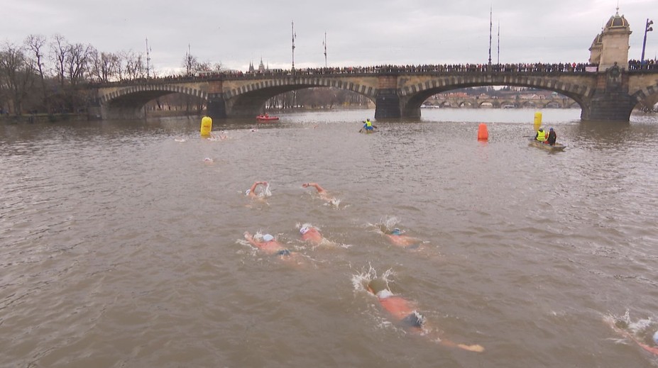 Prahu obklopily stovky otužilců. Zúčastnili se Memoriálu Alfreda Nikodéma