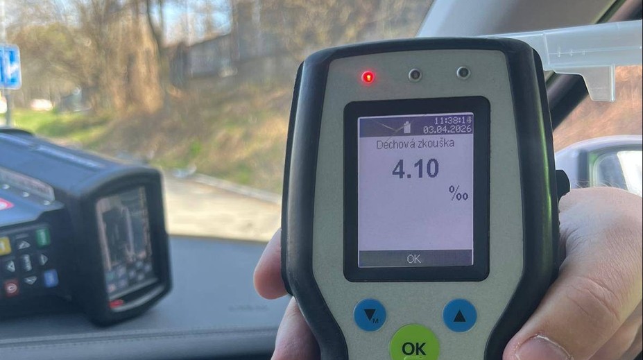 Cảnh sát với thiết bị đo nồng độ cồn