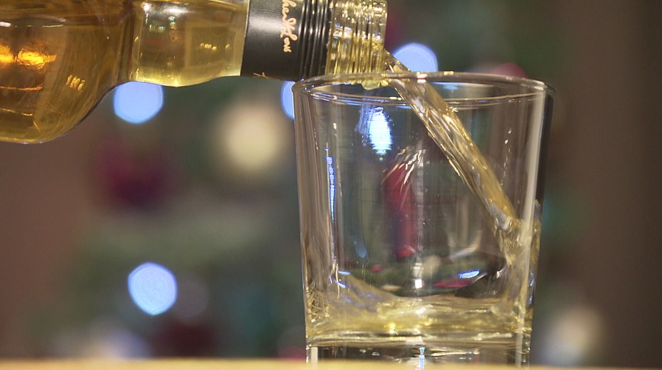 Vláda zvažuje omezení prodeje alkoholu. Cílit chce na reklamu i prevenci