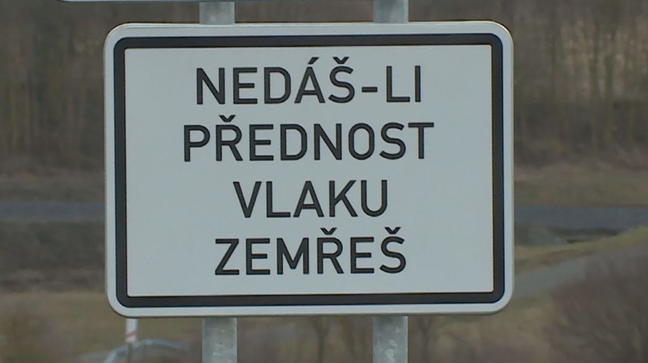Nedáš přednost vlaku, zemřeš! Drsná cedule dělí Česko