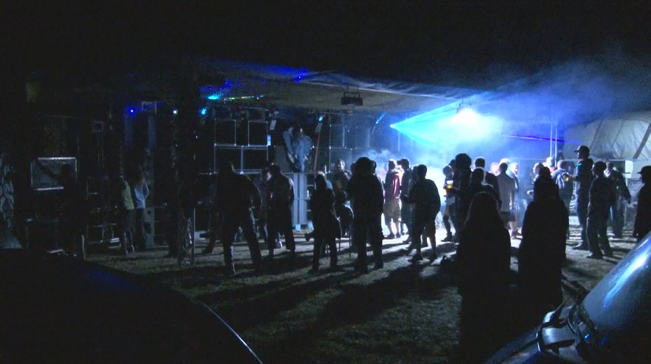 Přelomový rozsudek: Organizátoři technoparty zaplatí lidem za hluk