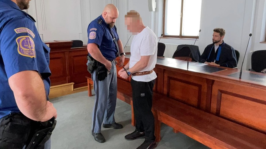 Za odpálení petardy ve vagíně manželky dostal muž 18 let. Zatím nepravomocně