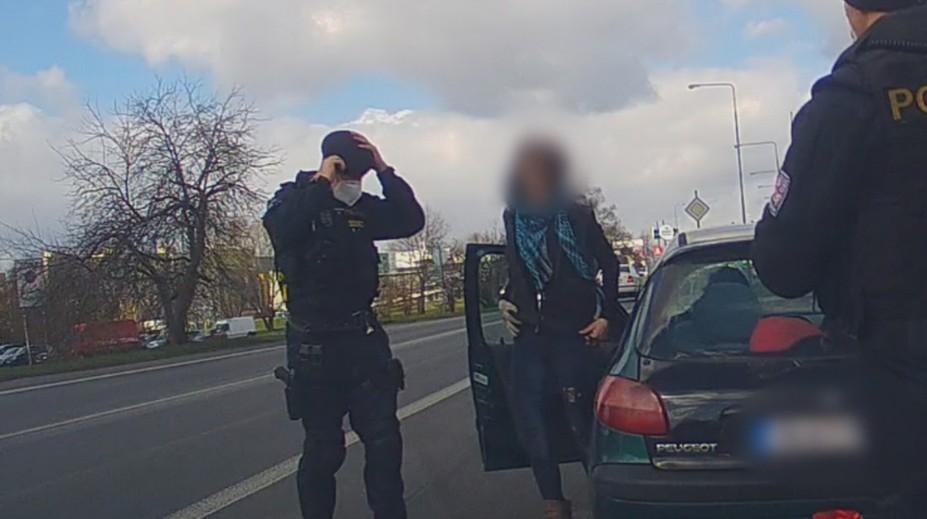 Policisté v České Lípě zastavili zfetovanou řidičku, měla koronavirus