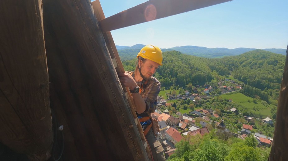 Na štramberské Trúbě pracují pokrývači. Rozhledna dostane novou střechu