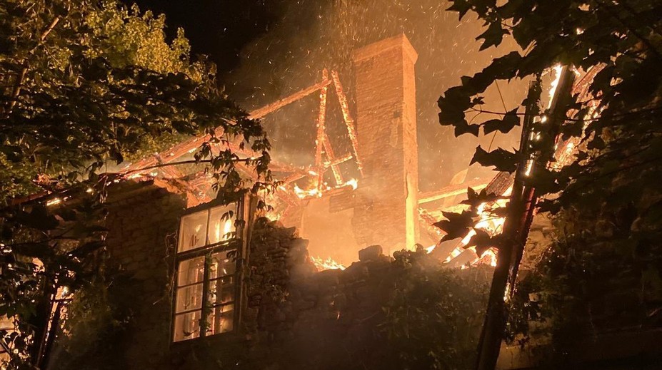 Plameny zničily střechu zámku v Praze, zasahovalo šest jednotek hasičů