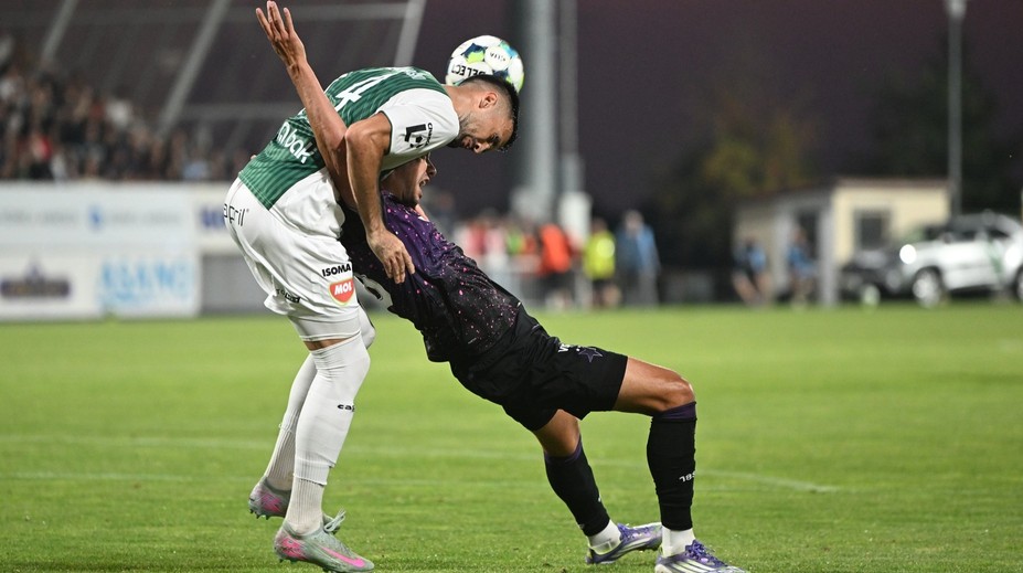 Slavia měla kopat penaltu, tvrdí komise rozhodčích. VAR ovšem nezasáhl správně