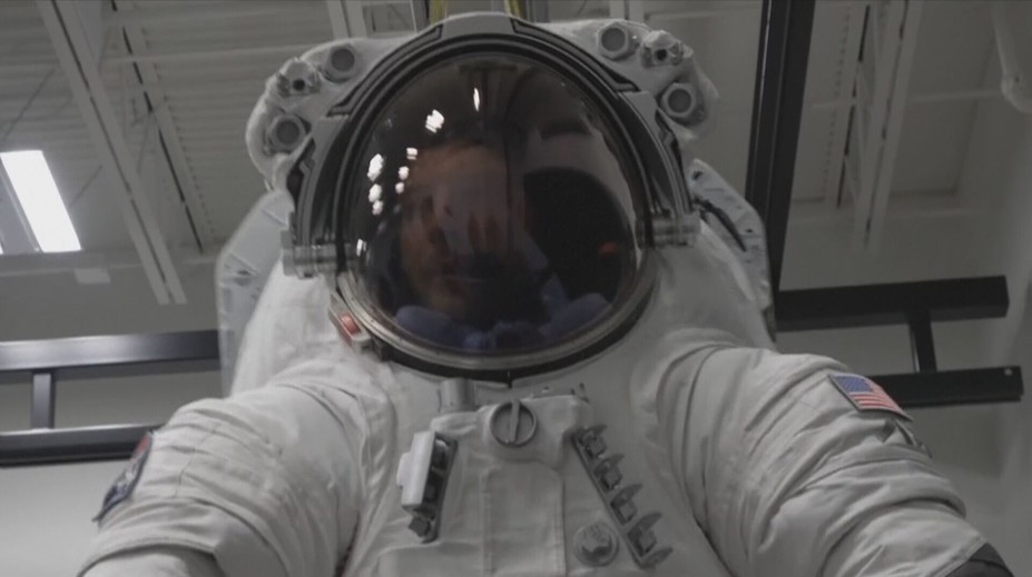 USA testují nové skafandry. Mají astronautům umožnit delší pobyt na Měsíci