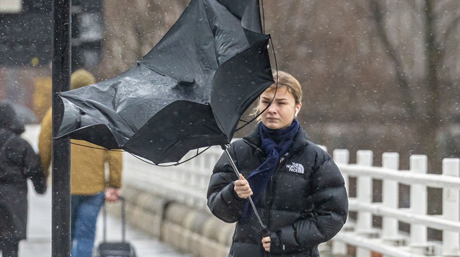 VÝSTRAHA: Do části Česka se přihnal silný vítr. Meteorologové vyjmenovali, co hrozí