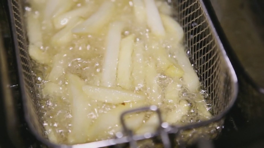 Přepálený olej může být velmi nebezpečný. Způsobuje rakovinu