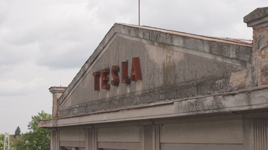 Tesla půjde k zemi. Pardubickou továrnu nahradí budova univerzity