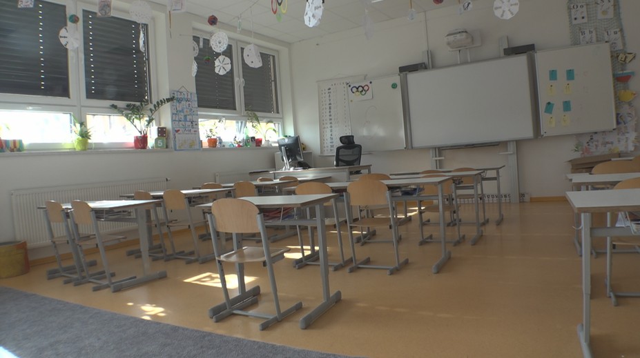 V Čelákovicích zejí třídy prázdnotou. Žáky shání i ve vedlejších obcích