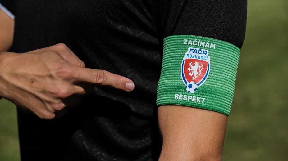 Brzké konce rozhodčích chce FAČR řešit kampaní. Nováčkům dá speciální pásky