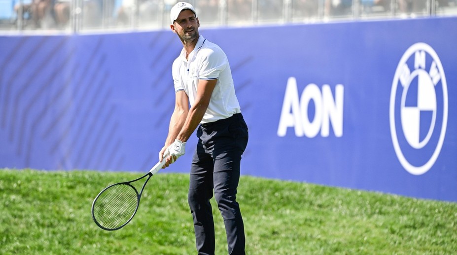 Djokovič vyměnil raketu za golfovou hůl. Svůj odpal slavil jako Ronaldo
