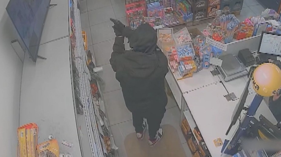 VIDEO: Muž vytáhl na prodavačku zbraň. Byl jsem v tíživé situaci, řekl
