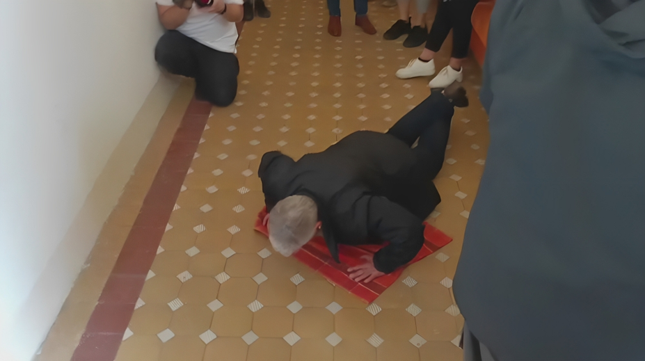 Zvláštní forma podpory pro zubařku. Křik u soudu nestačil, žena začala dělat kliky