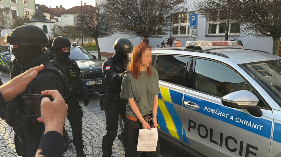 Čelí obvinění z terorismu. Tohle jsou mladí lidé, kteří měli zapálit zbrojovku