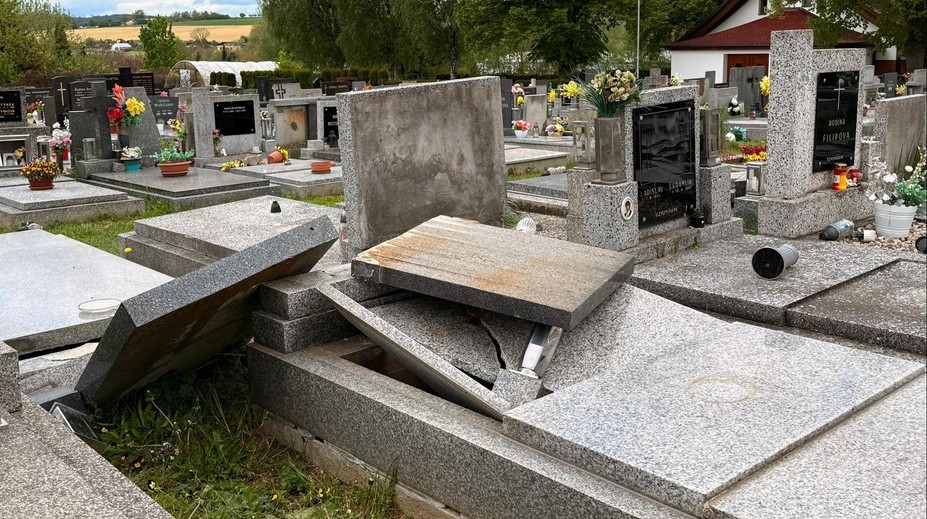 Vlašimí otřáslo poničení hrobů na hřbitově. Důvodu lidé nemohou uvěřit