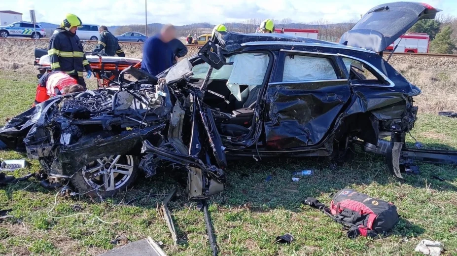 Vážná nehoda u Klatov. Vlak po nárazu odhodil auto desítky metrů daleko