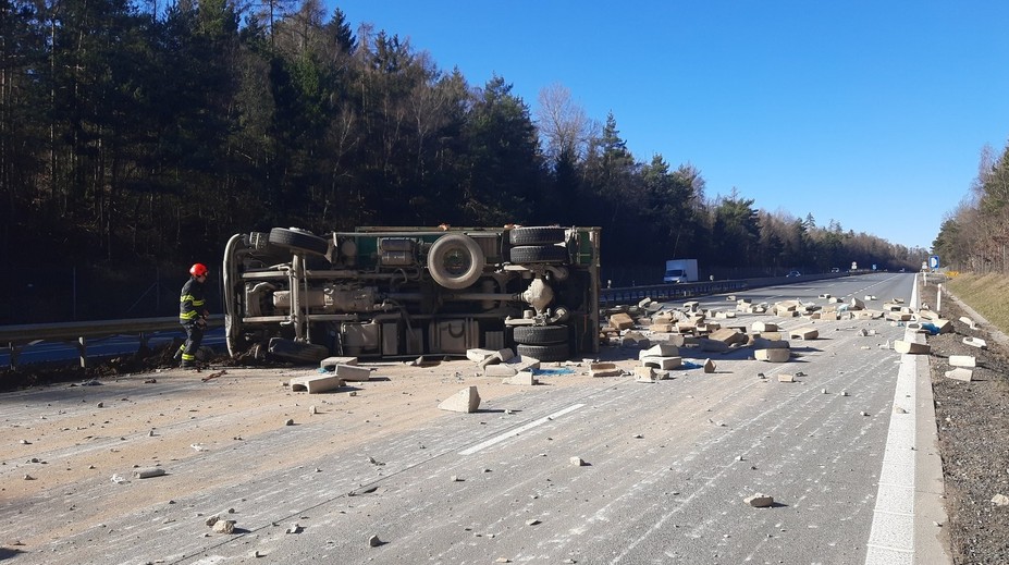 Tai nạn xe tải trên đường cao tốc D1