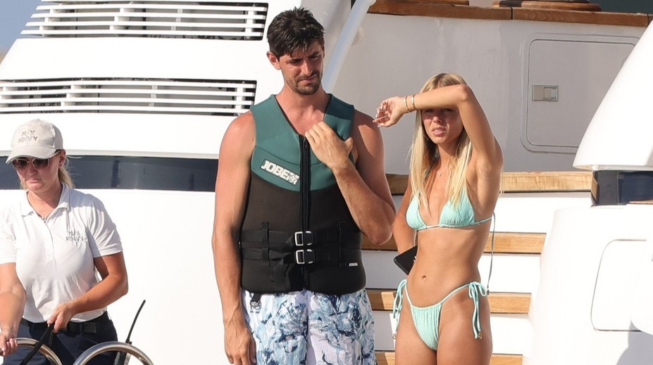Slavný brankář si užívá líbánky v ráji, novomanželka provokuje sexy tělem