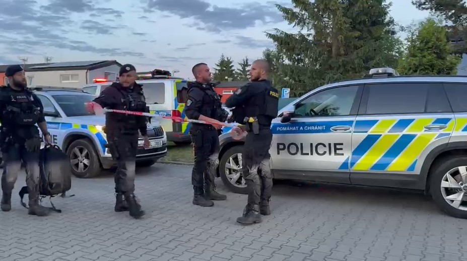Drama u Prahy. Řidič taxi po konfliktu postřelil zákazníka