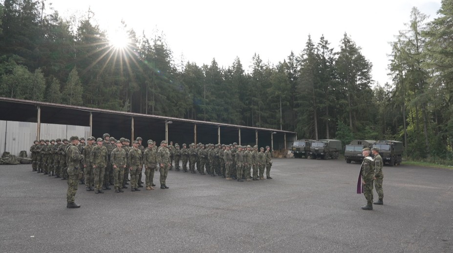 Přes tisíc studentů obléklo uniformu. Zažívají vojenský výcvik na vlastní kůži