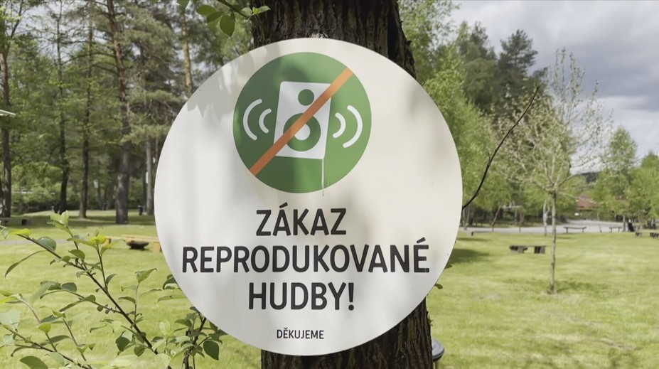 Kempy zakazují reprodukovanou hudbu. Kdo neposlechne, musí odejít