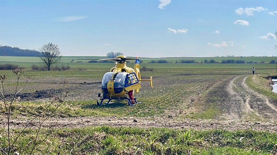 Na Náchodsku se zranilo malé dítě motorovou pilou. Na místo letěl vrtulník