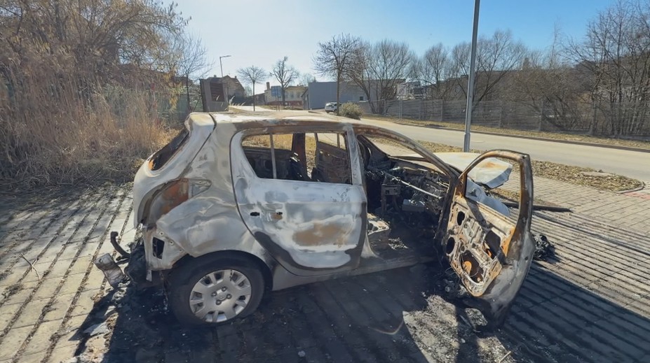 Dvojice měla zapálit auto lidoveckého politika. Někdo to objednal, míní zastupitel