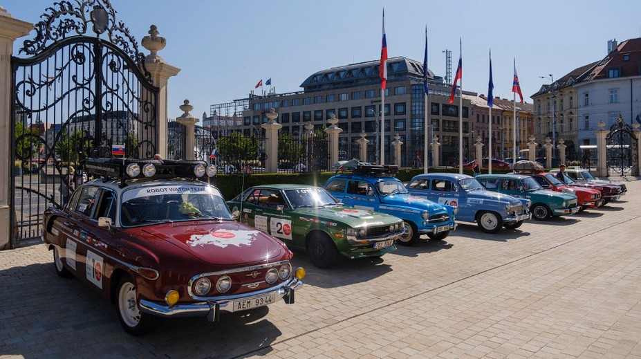 Čtyři škodovky, Tatra 603, Mustang i Celica. Veteráni míří z Prahy až do Japonska