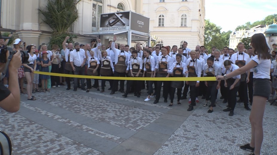 VIDEO: V Karlových Varech honili číšníci falešného vrchního