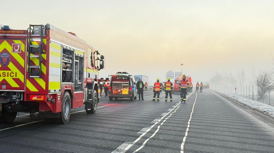 Hromadná nehoda zablokovala D6. Srazilo se sedm aut