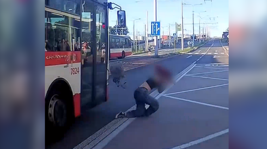 Drsné záběry z Brna. Dívka vběhla přímo pod jedoucí autobus