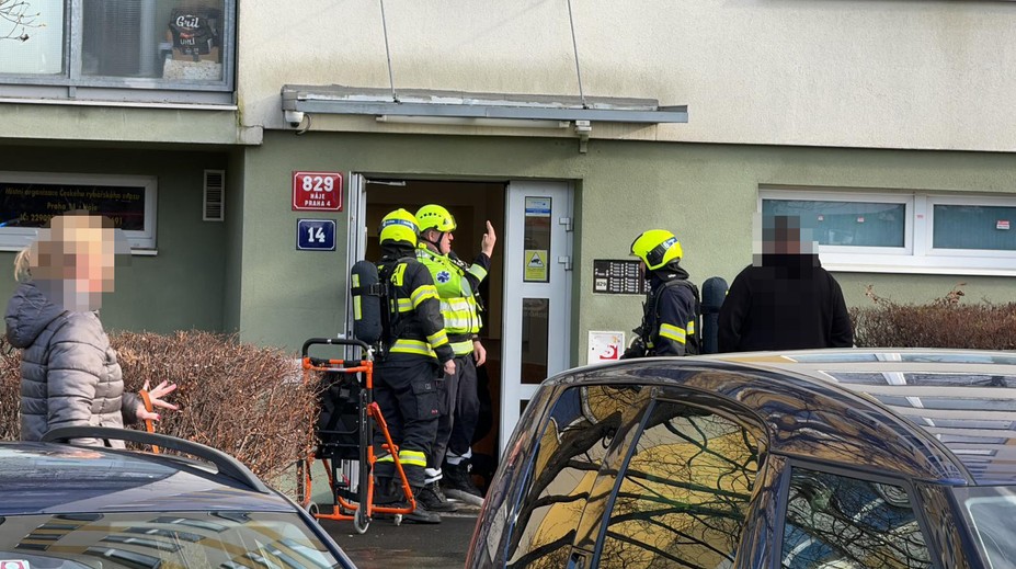 V pražském bytě vypukl požár. Mezi zraněnými je i dítě