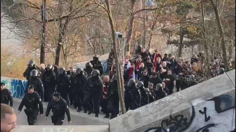 VIDEO: Fanoušci Slavie pochodovali na Letnou. V akci byl i vrtulník