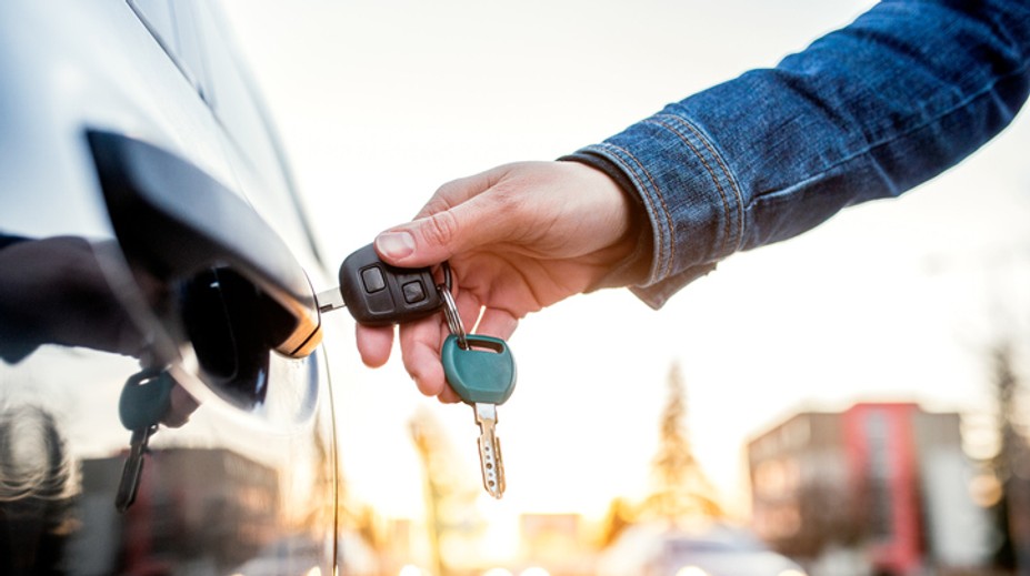 Klíčem jsem odemkl cizí auto, volal muž strážníky. Pak se děly věci!