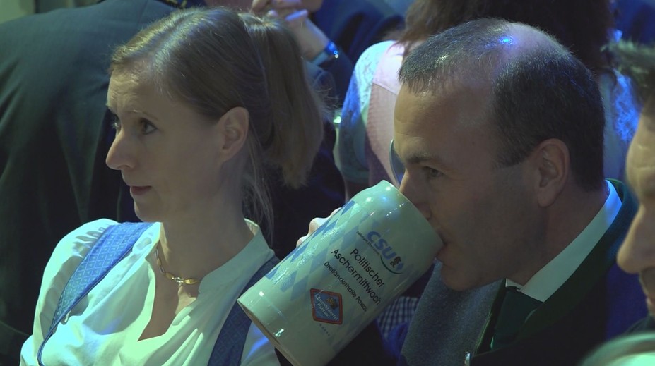 Kroje, dechovka a pivo. Weber zakončil kampaň, má vizi pro EU