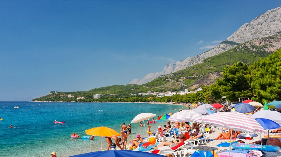Na pláži na Makarské riviéře se situace vymkla kontrole. Turisté rozzuřeně odcházejí